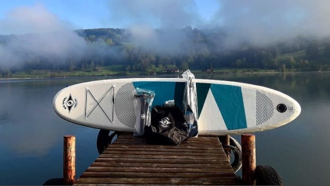 SUP board met boardbag op steiger bij water